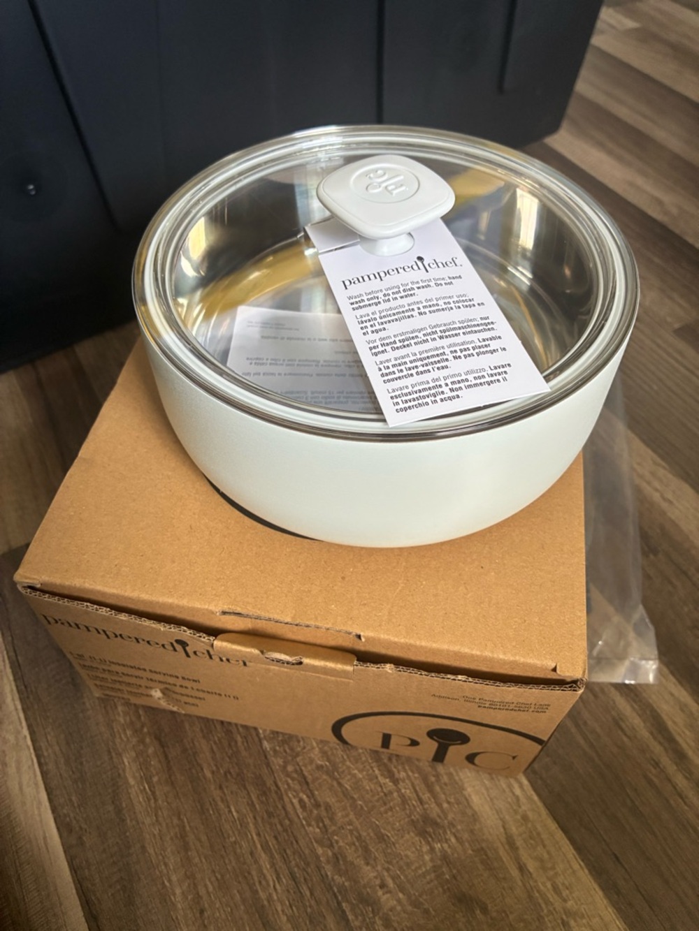 Pampered Chef Cream 1-qt. Insulated Serving bowl with Clear Glass Lid